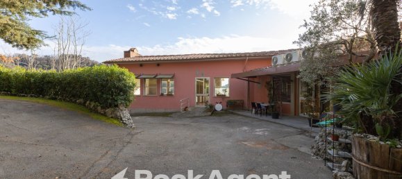 900m² Commercial property in Lucca, Italy No. 68456 9