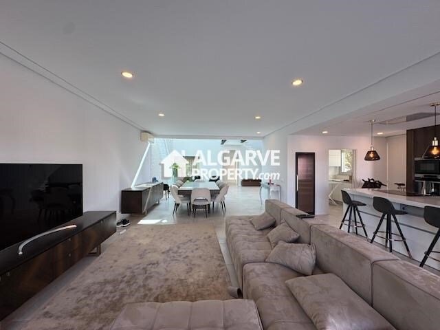 5 bedrooms Villa in Faro, Portugal No. 352661