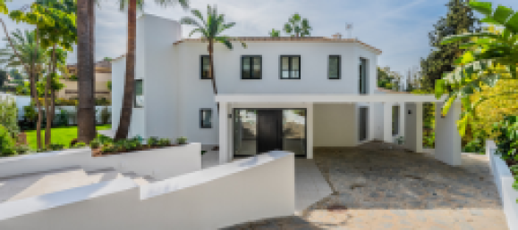 5 bedrooms Villa in Estepona, Spain No. 10207 4
