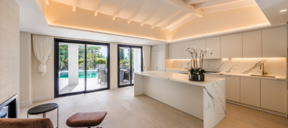 5 bedrooms Villa in Estepona, Spain No. 10207 2