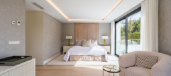 5 bedrooms Villa in Estepona, Spain No. 10207 10