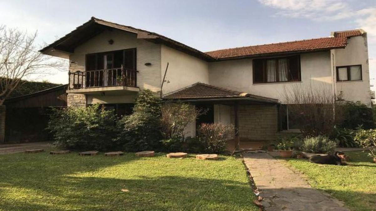 8 bedrooms House in General San Martin, Argentina No. 21180