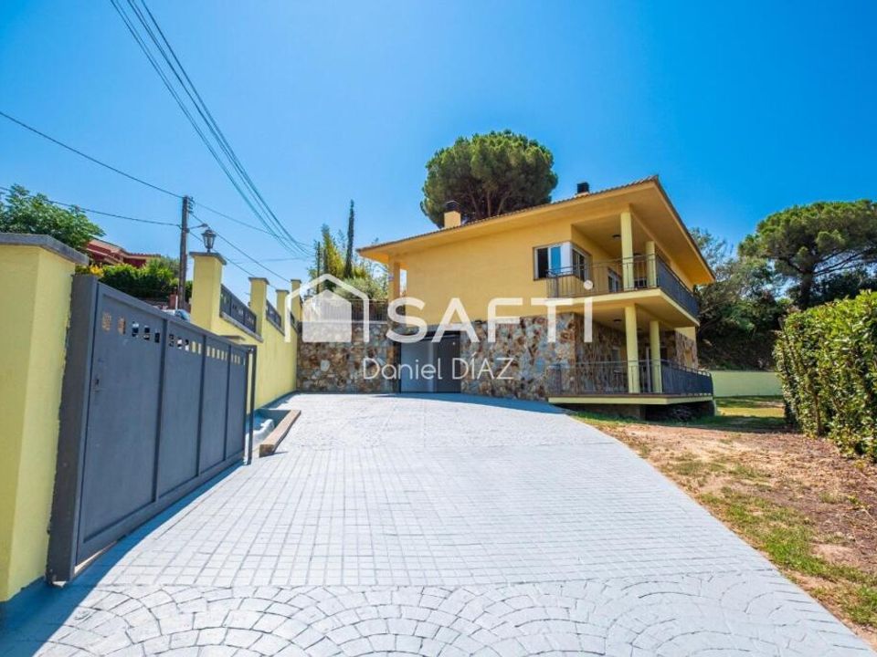 5 bedrooms Villa in Barcelona, Spain No. 176661