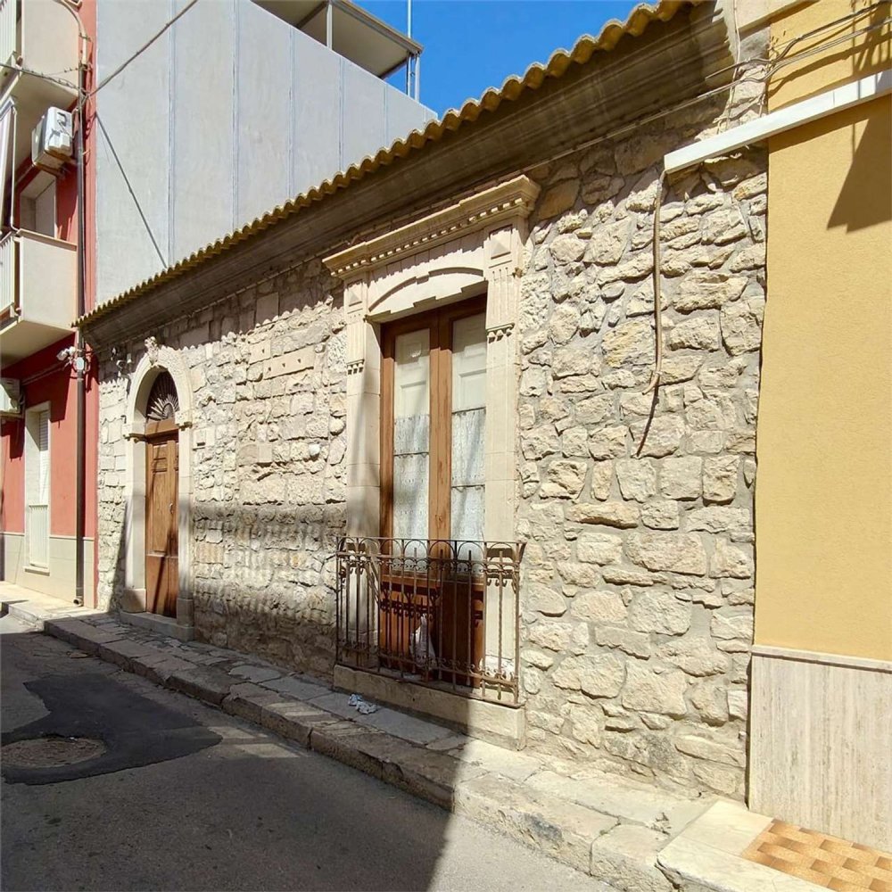 4 bedrooms House in Comiso, Italy No. 318114