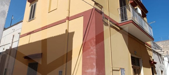 Casa de 4 habitaciónes en Bari, Italy No. 26463 2