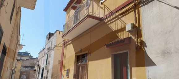 Casa de 4 habitaciónes en Bari, Italy No. 26463 26