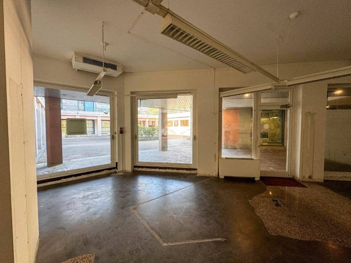 1غرفة عقار تجاري في Merate, Italy رقم 112051