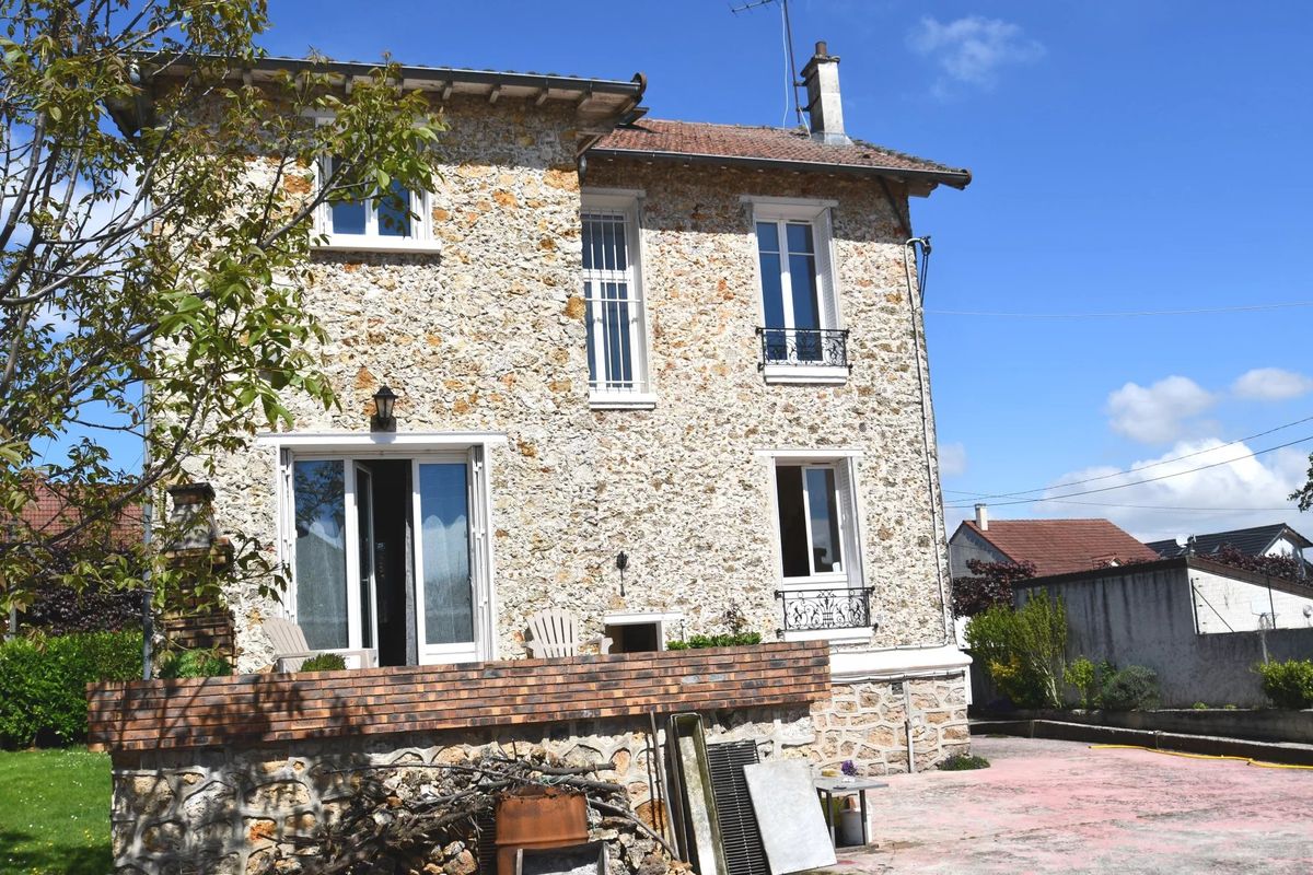 4 bedrooms Commercial property in Clichy-sous-Bois, France No. 181978