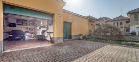 2 bedrooms Apartment in Milan, Italy No. 244107 21