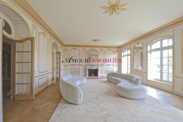 5 bedrooms Apartment in Paris, France No. 243414