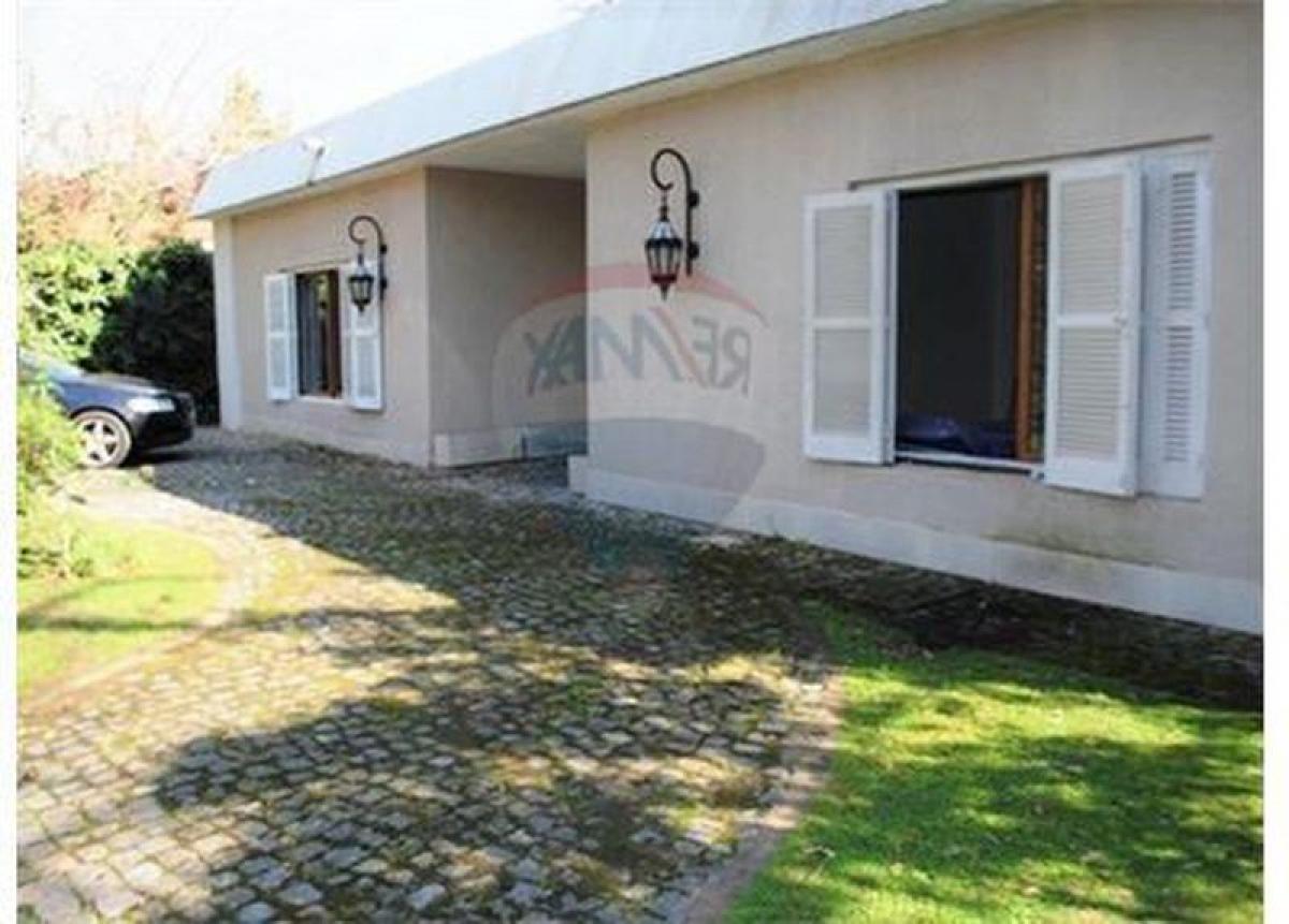 Casa de 5 dormitorios en Malvinas Argentinas, Argentina No. 51768