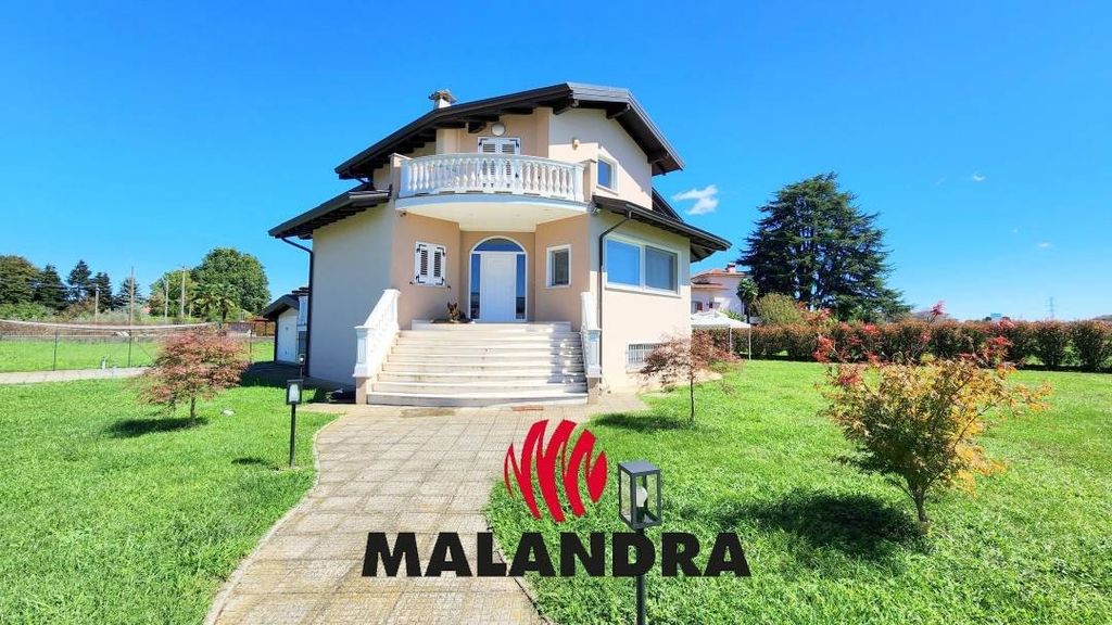 3 bedrooms Villa in Oleggio, Italy No. 334975