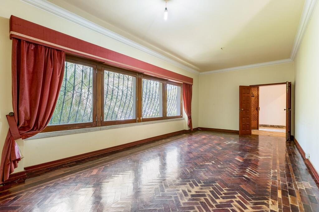 5 bedrooms Villa in Sintra, Portugal No. 230513