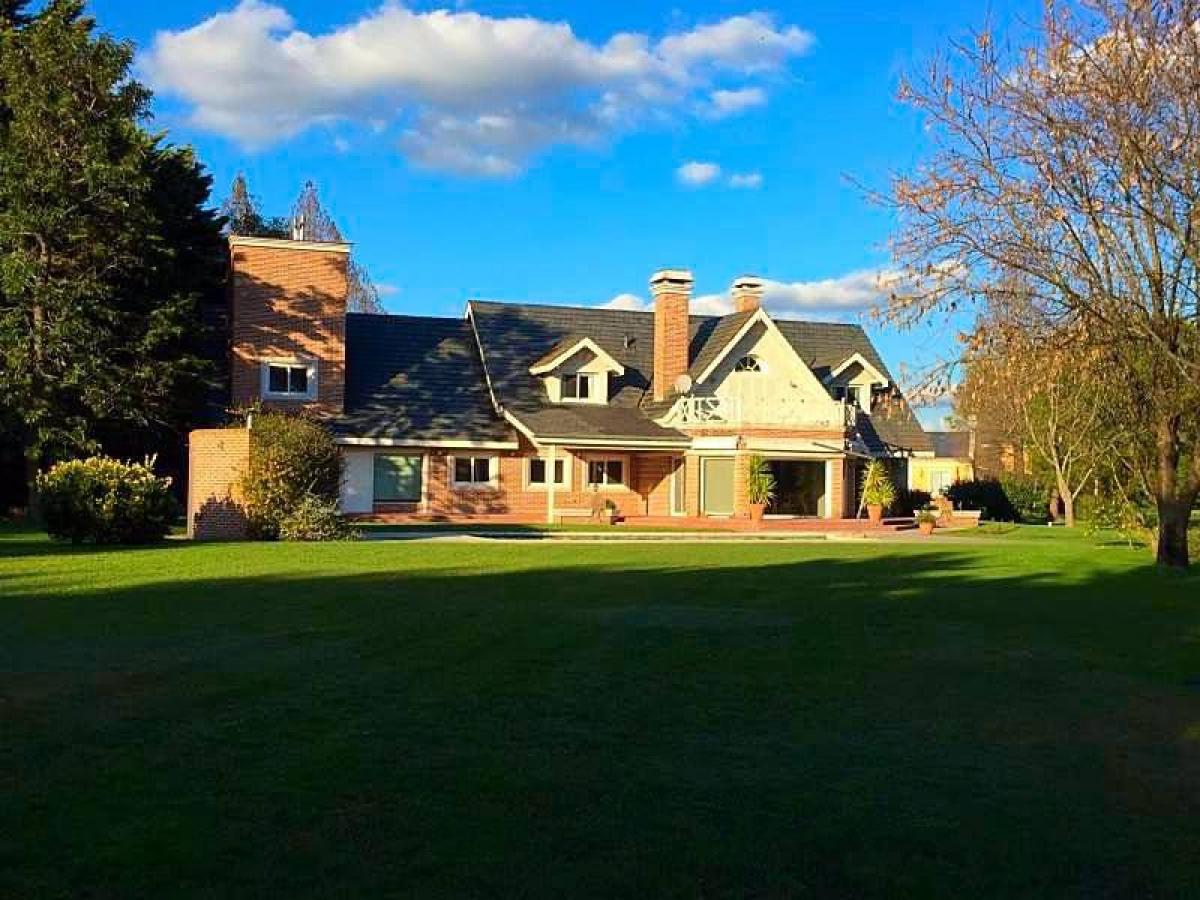 6 bedrooms House in Moreno, Argentina No. 94643