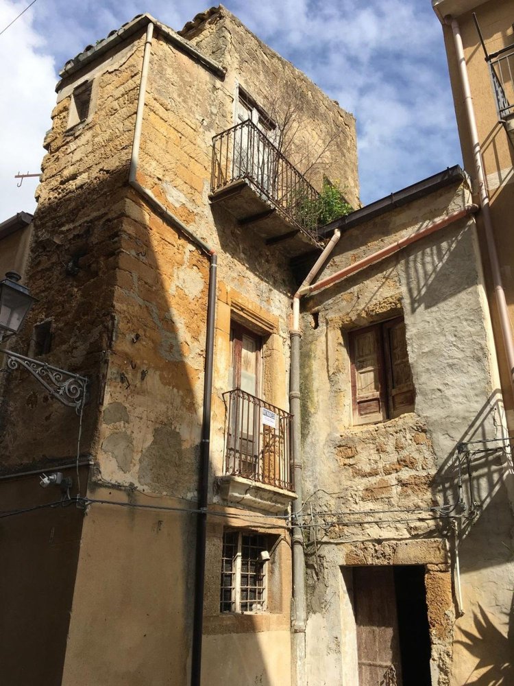 Casa de 6 habitaciónes en Sambuca di Sicilia, Italy No. 252353