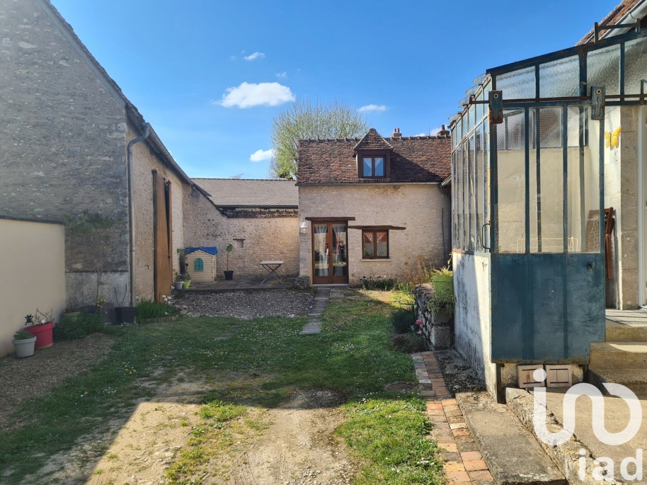 Casa de 3 dormitorios en Givraines, France No. 210949