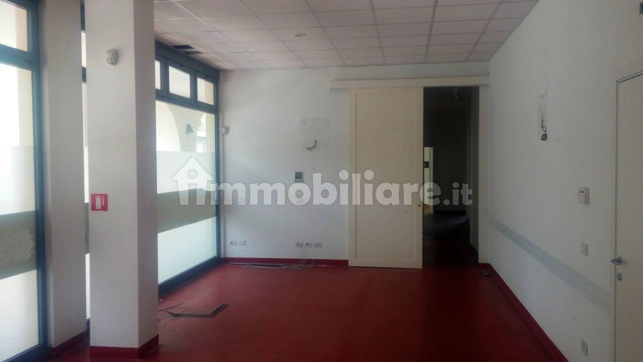 4 rooms Commercial property in Osnago, Italy No. 86078