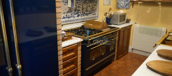 Дом с 6 комнатами в Каррара, Италия № 159181 9