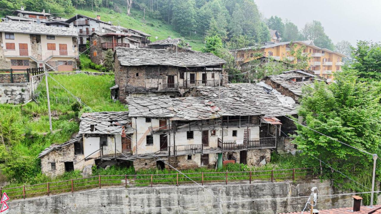 Casa de 7 habitaciónes en Paesana, Italy No. 68817