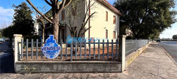 4 bedrooms Villa in Novi di Modena, Italy No. 59540 3