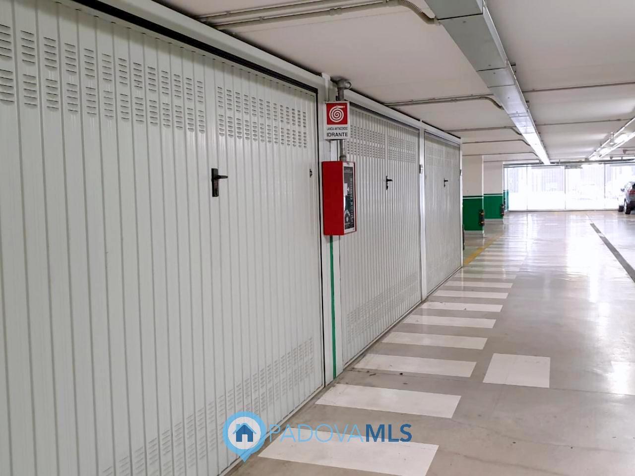 18m² Garage in Padua, Italy No. 29896
