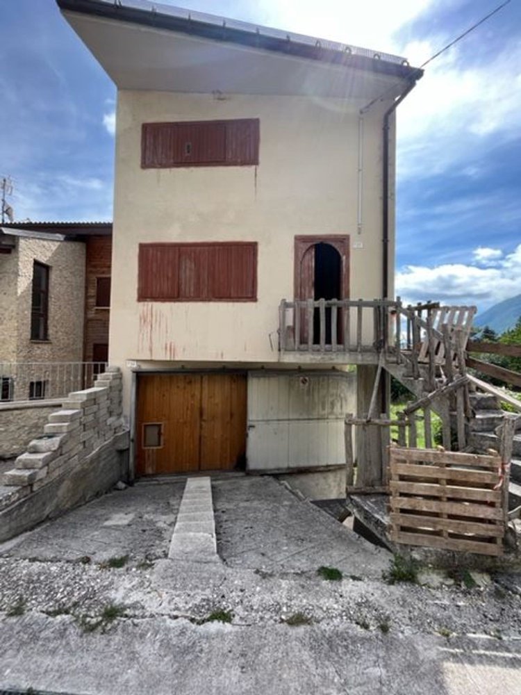 3 Schlafzimmer Haus in Rocca di Cambio, Italy, Nr. 372192