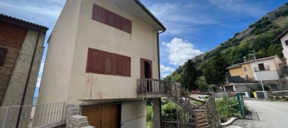 3 Schlafzimmer Haus in Rocca di Cambio, Italy, Nr. 372192 4