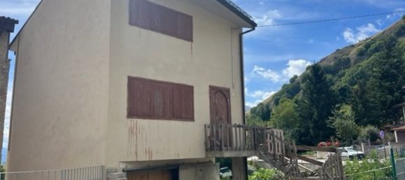 3 Schlafzimmer Haus in Rocca di Cambio, Italy, Nr. 372192 2