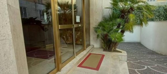 6 rooms Apartment in Rome, Italy No. 107292 3