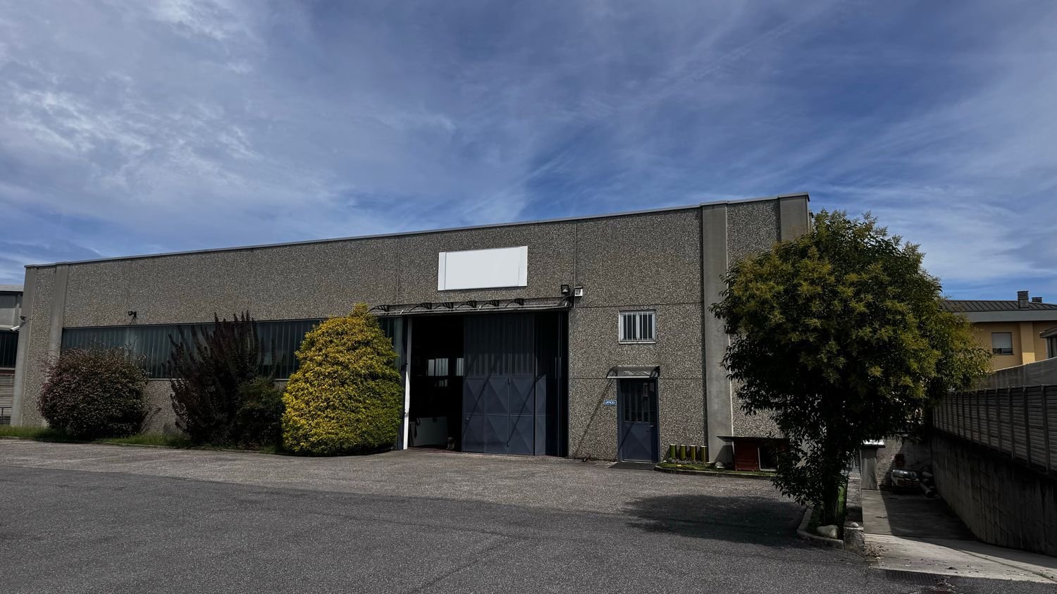 800m² Warehouse in Cabiate, Italy No. 362291