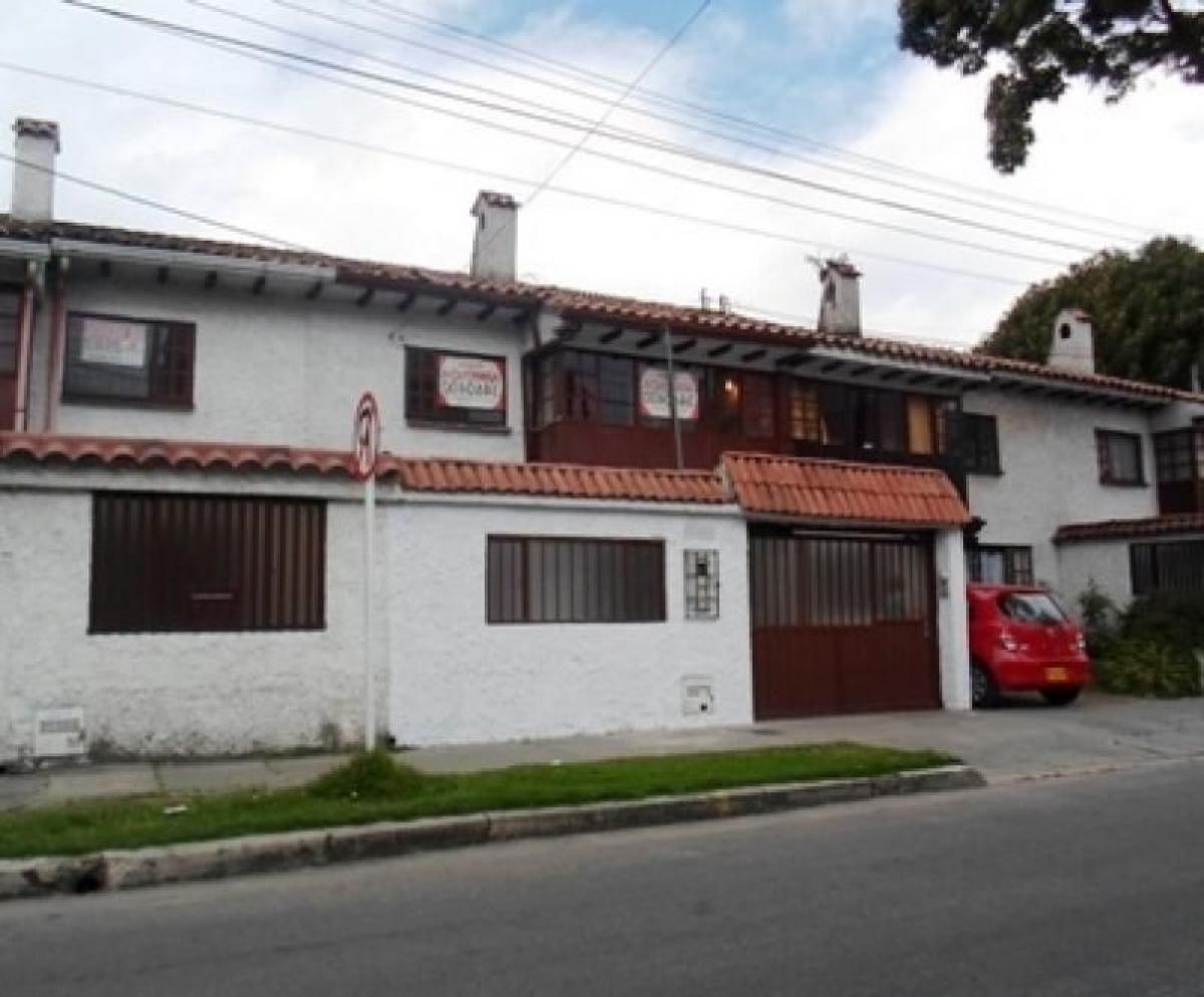 Casa de 4 dormitorios en Bogotá, Colombia No. 12744