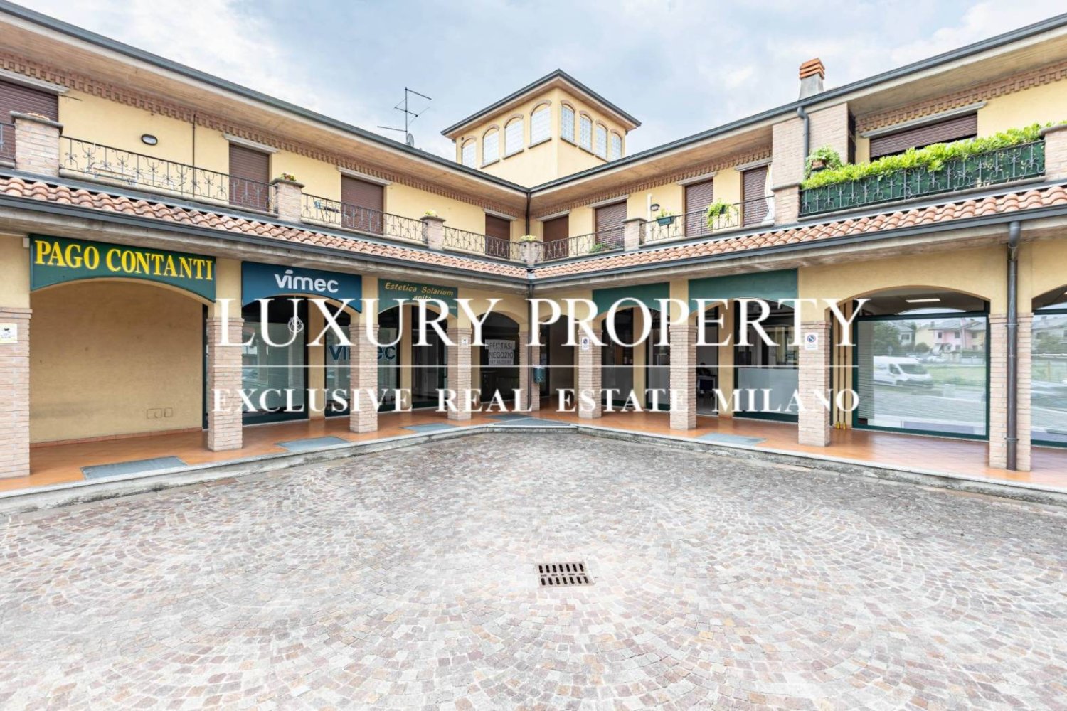 2 rooms Commercial property in Settala, Italy No. 391426