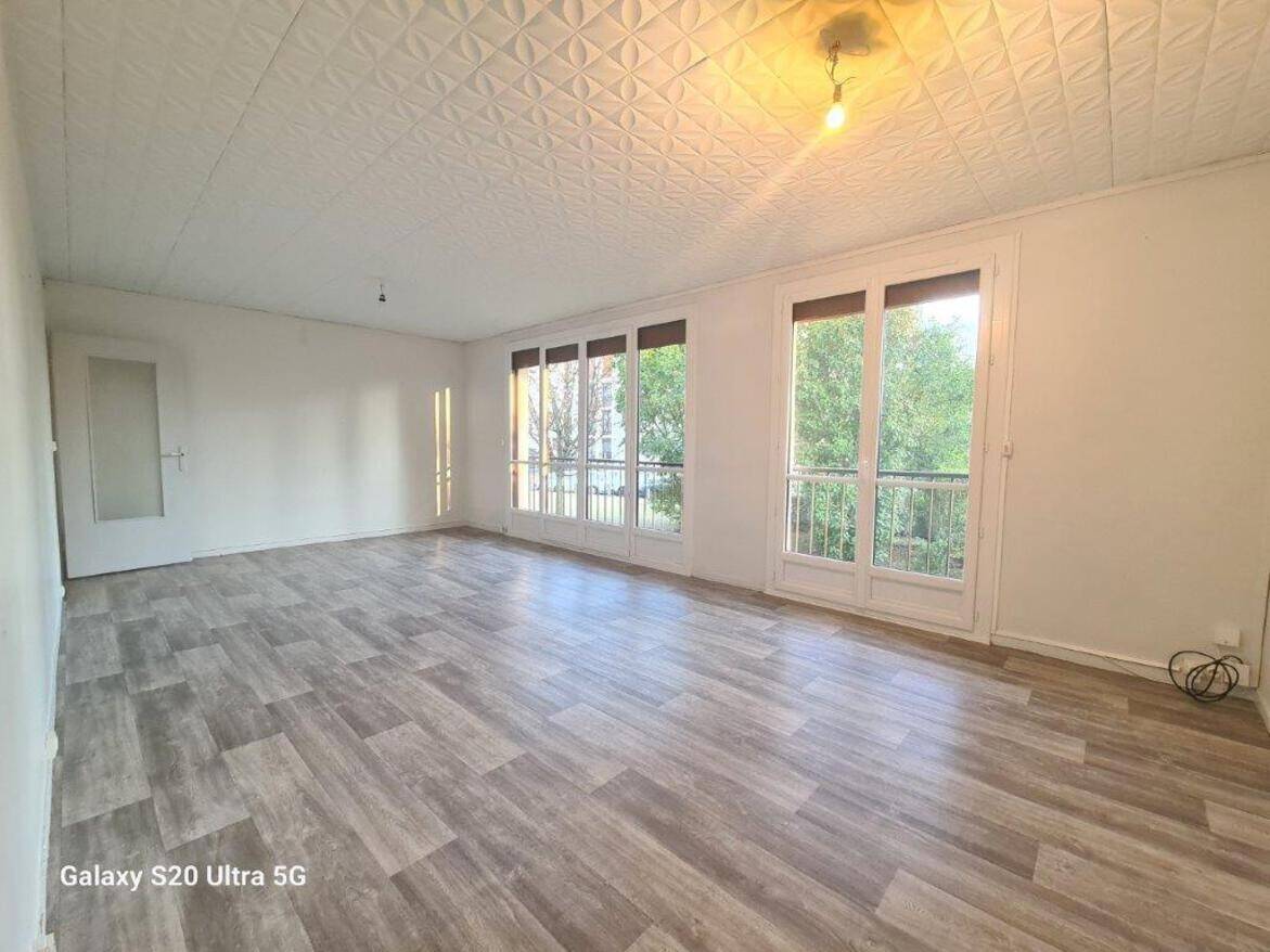 3 bedrooms Apartment in Joue-les-Tours, France No. 41838