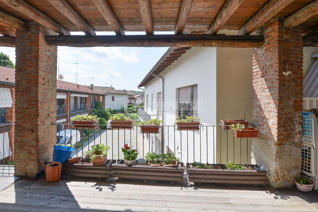 4-salle Appartement à Senna Comasco, Italy No. 17415