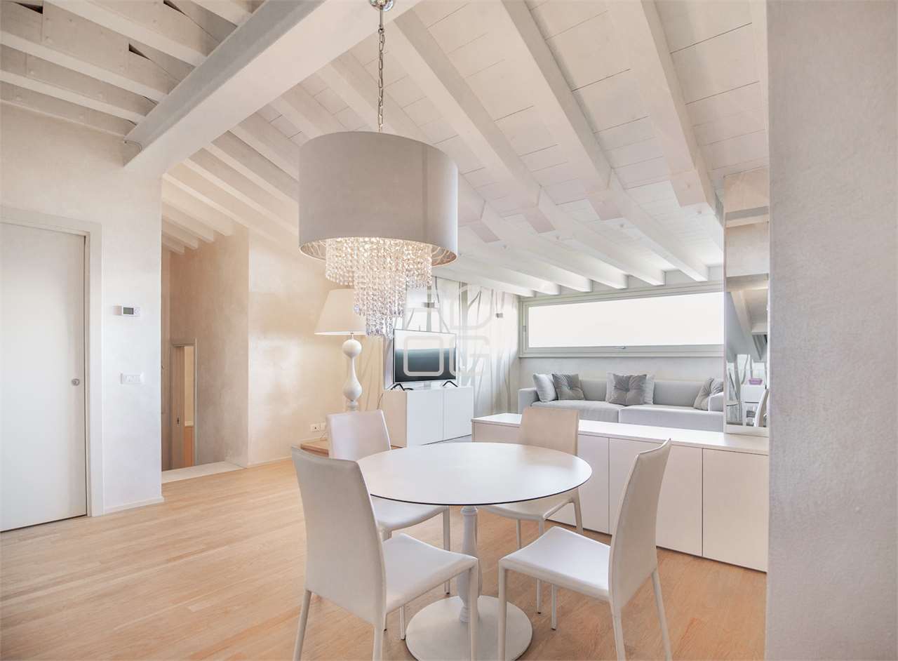 Ático de 2 dormitorios en Desenzano del Garda, Italy No. 88145