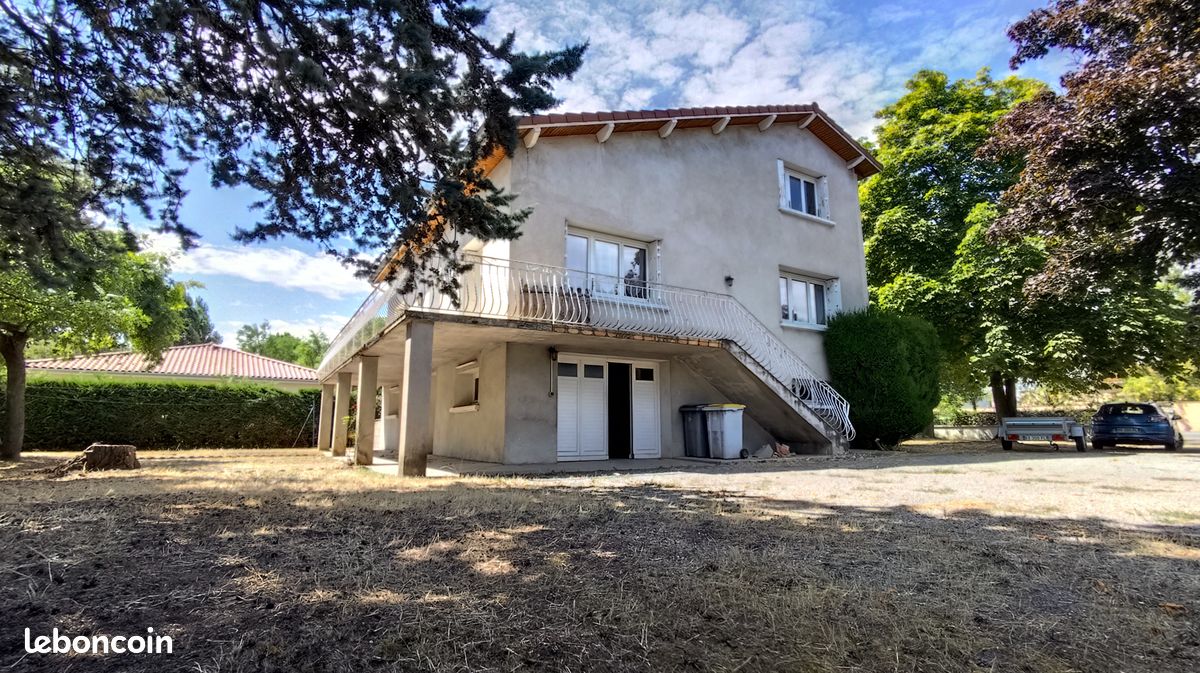 5 bedrooms House in Savigneux, France No. 317571