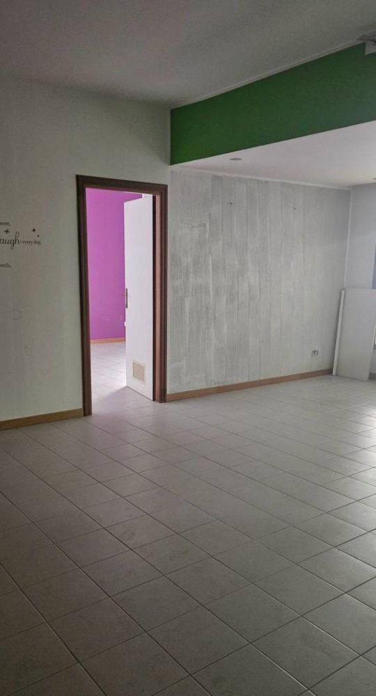 Oficina de 3 habitaciónes en Latina, Italy No. 69751
