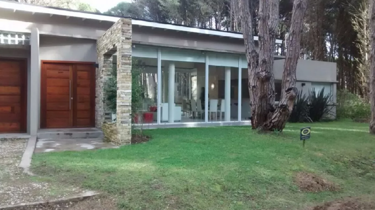 3 bedrooms House in Mar del Plata, Argentina No. 81038
