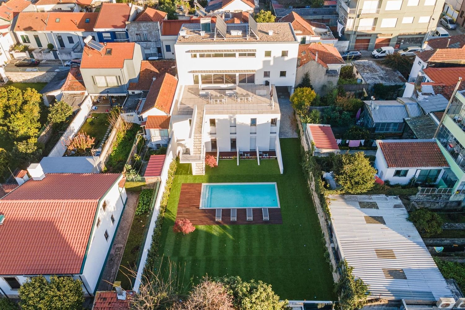 1059m² Building in Porto, Portugal No. 141038