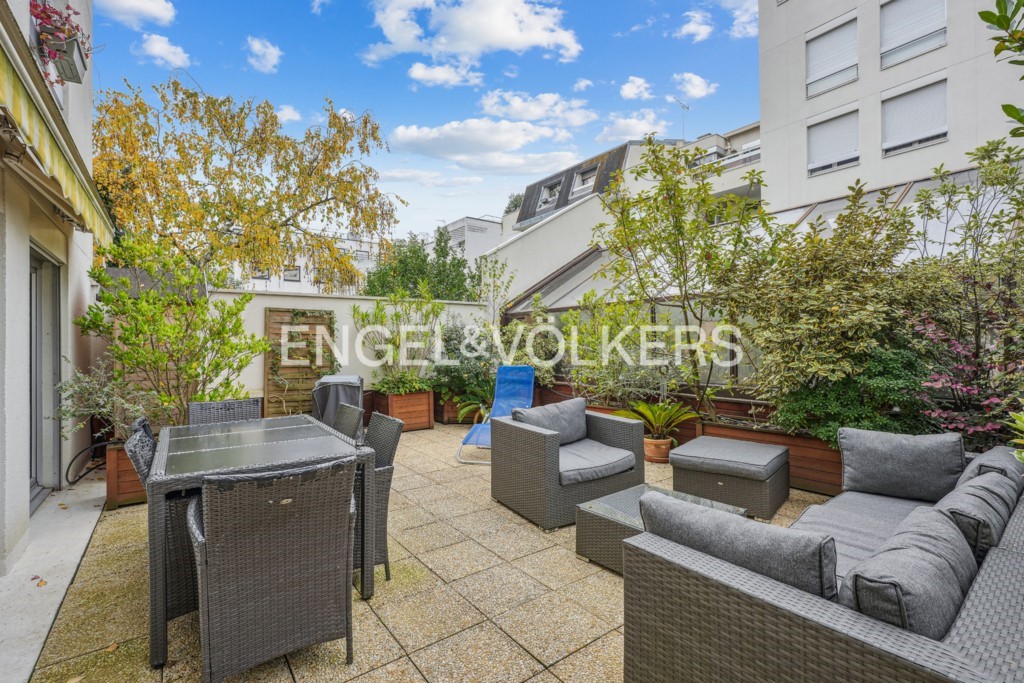 2 bedrooms Apartment in Courbevoie, France No. 172107