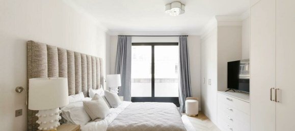 4 bedrooms Apartment in Paris, France No. 172264 9