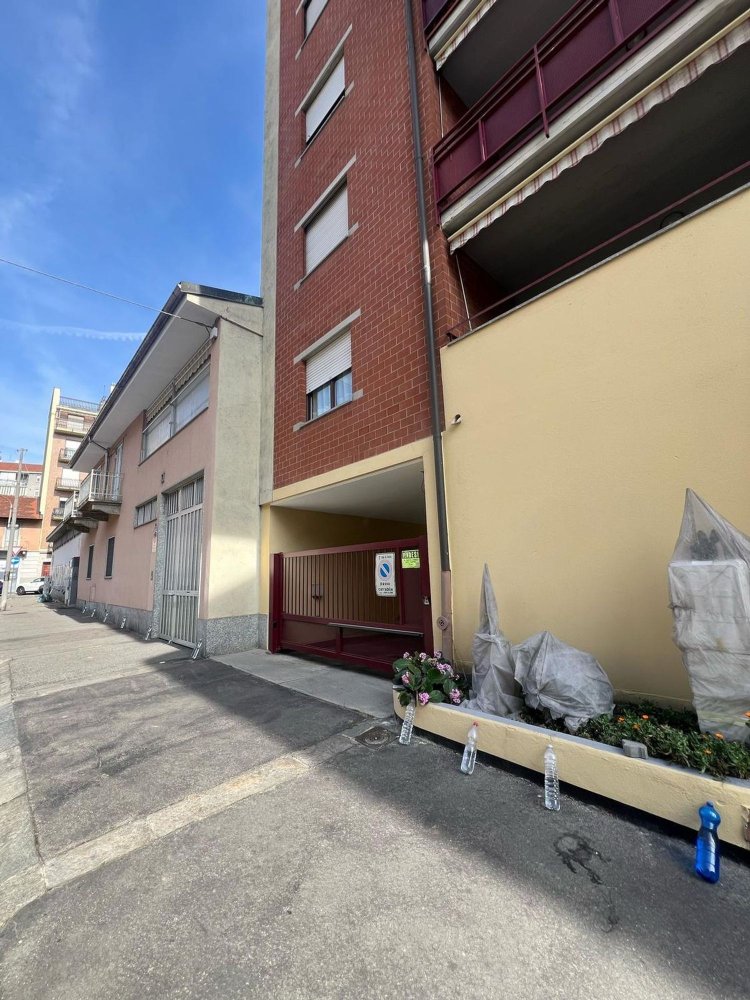 35m² Garage in Turin, Italy No. 284726