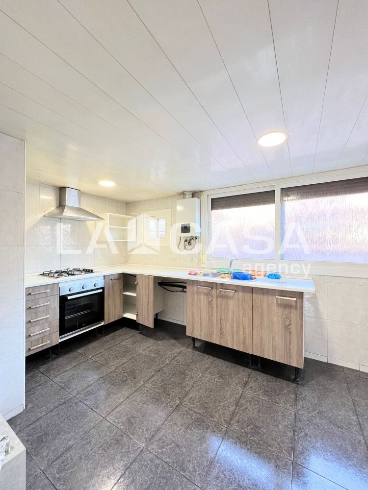 3 bedrooms Apartment in Badalona, Spain No. 173061