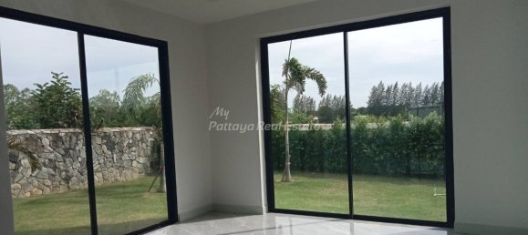 Casa de 4 dormitorios en Bang Lamung, Thailand No. 24983 10