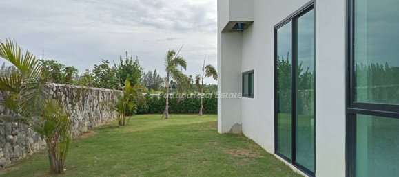 Casa de 4 dormitorios en Bang Lamung, Thailand No. 24983 7