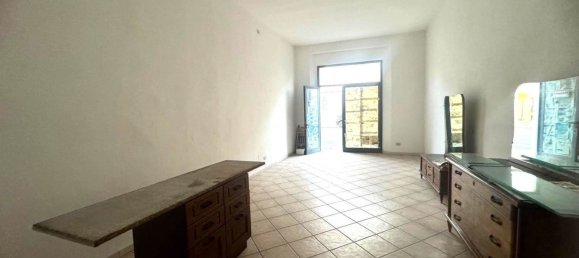 60m² Commercial property in Cecina, Italy No. 215937 3