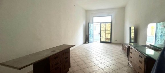 60m² Commercial property in Cecina, Italy No. 215937 2