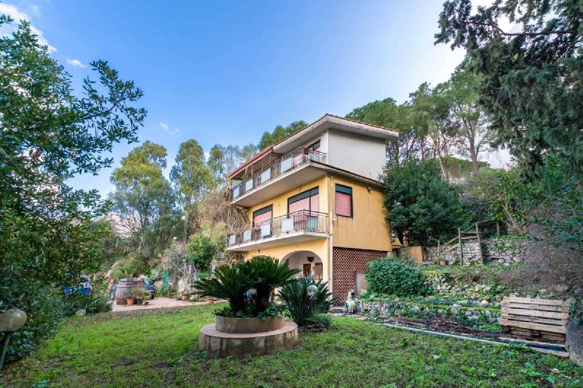 Villa de 3 dormitorios en Carini, Italy No. 311971