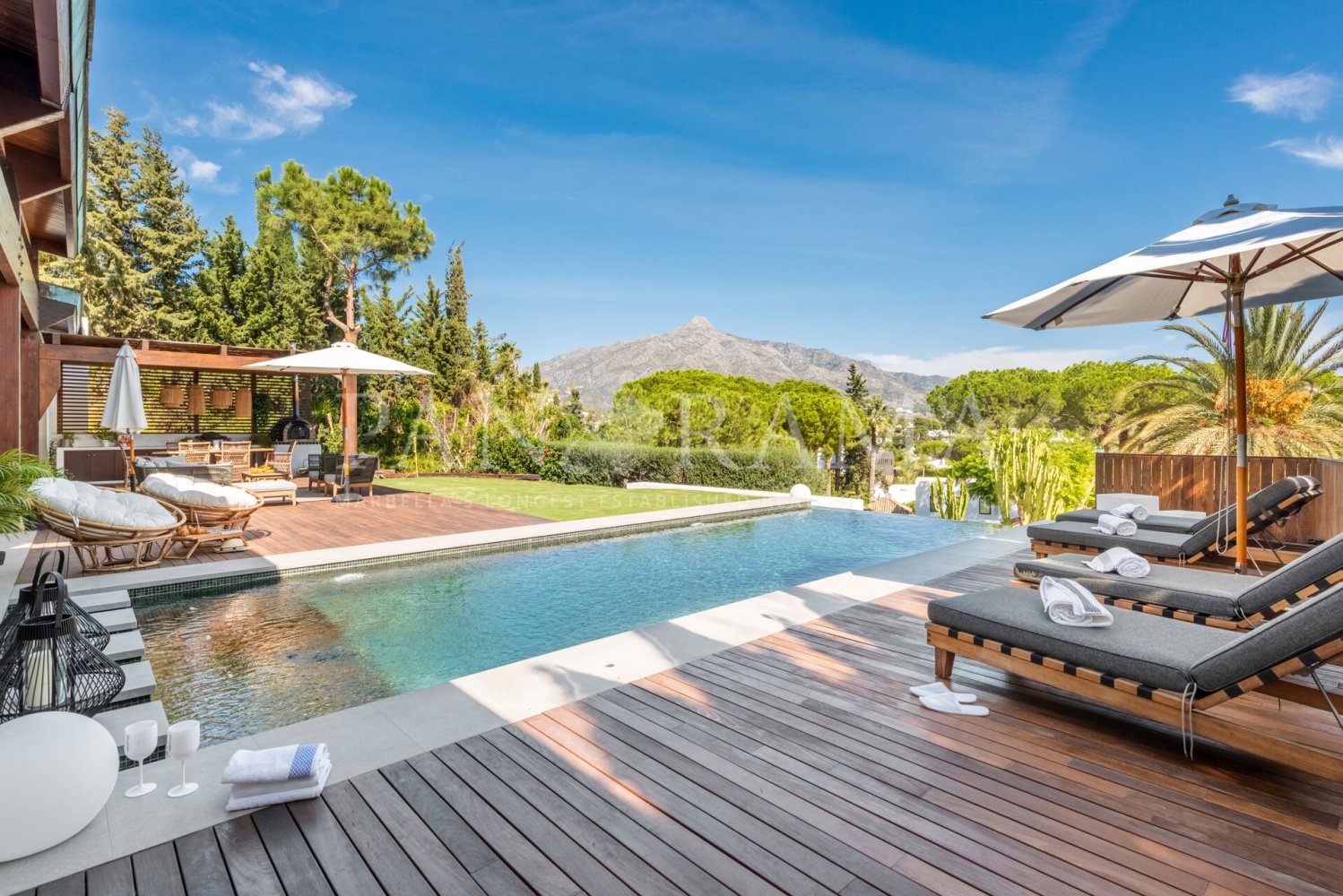 6 bedrooms Villa in Marbella, Spain No. 18988