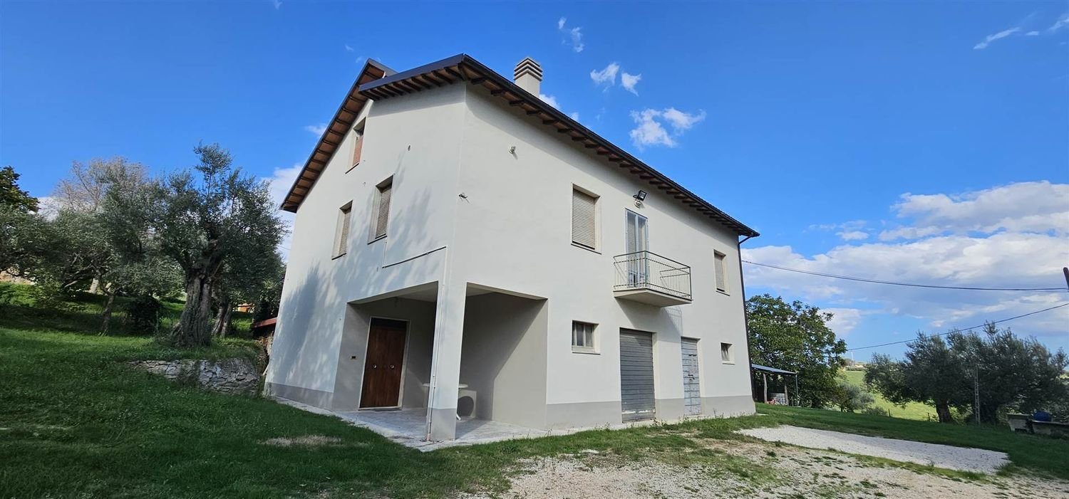 5 rooms House in San Severino Marche, Italy No. 141329